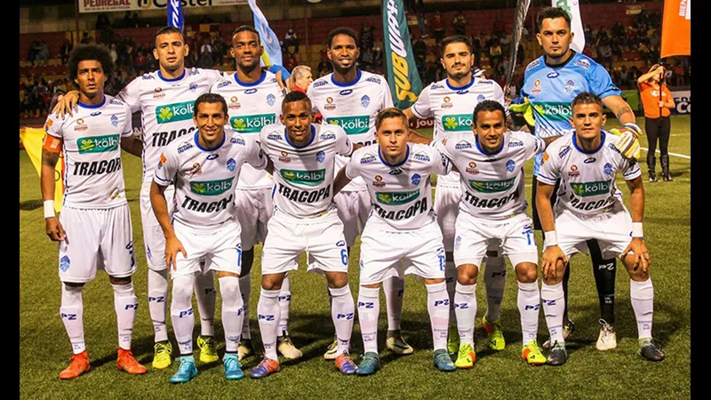 Cầu thủ Zeledon và Sporting FC đang tranh chấp trong trận đấu gay cấn Cầu thủ Zeledon và Sporting FC đang tranh chấp trong trận đấu gay cấn